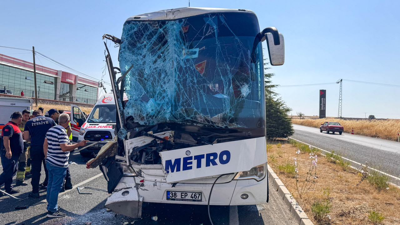 Uşak’ta yolcu otobüsünün kamyona çarptı: 8 kişi yaralandı